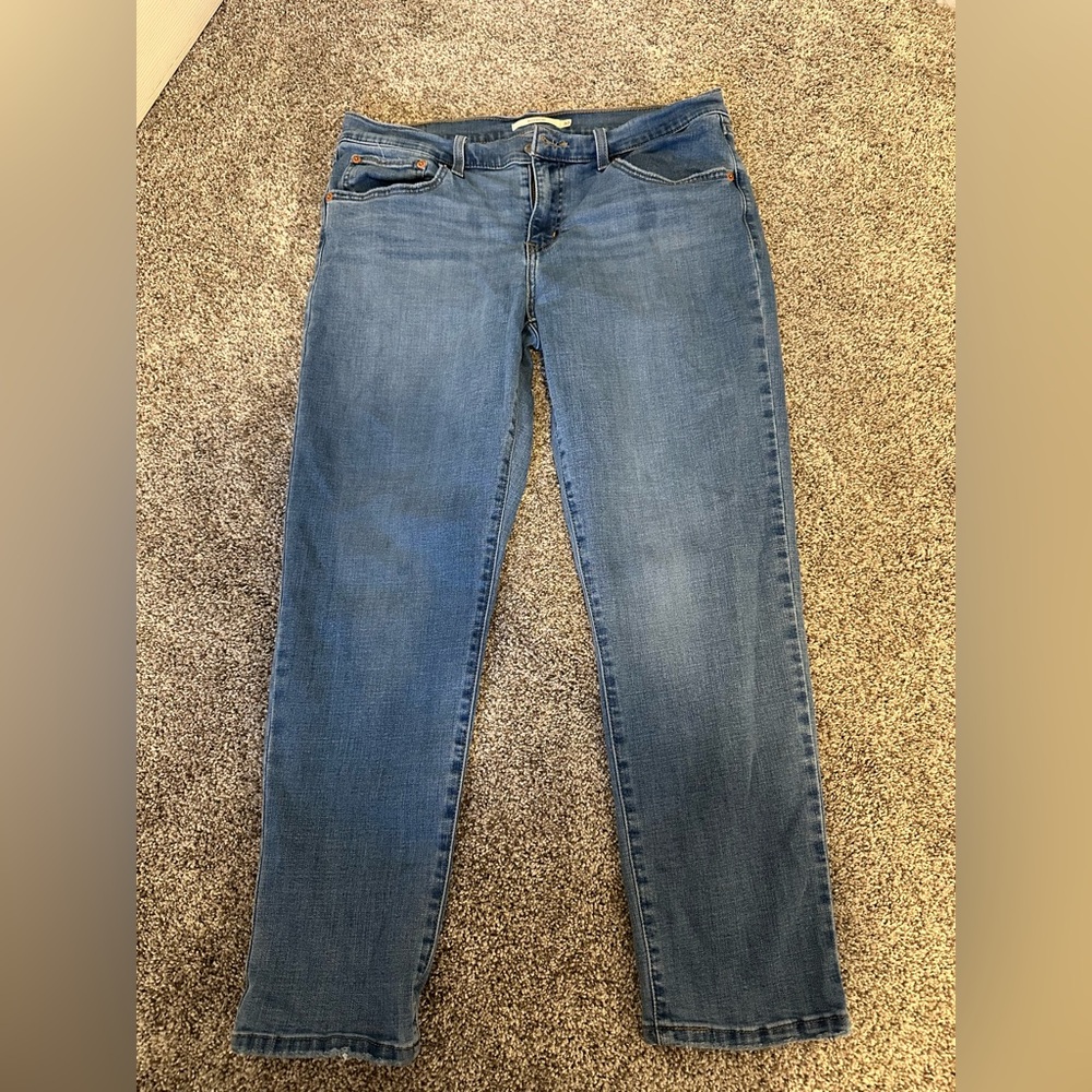 Size 31 Levi’s boyfriend jeans. Good condition